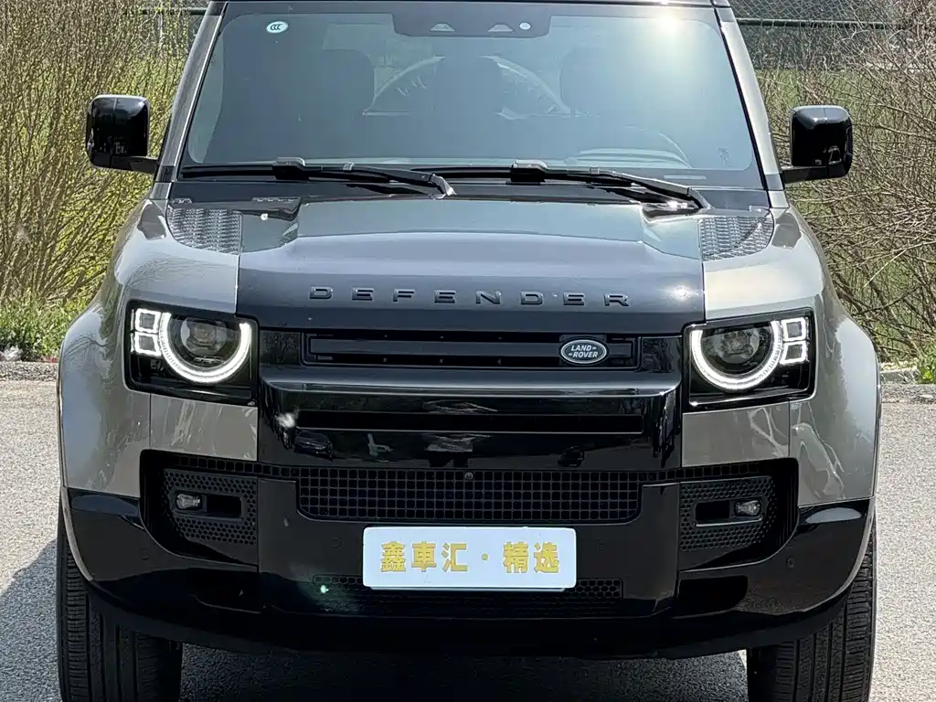 Land Rover Defender 2024
