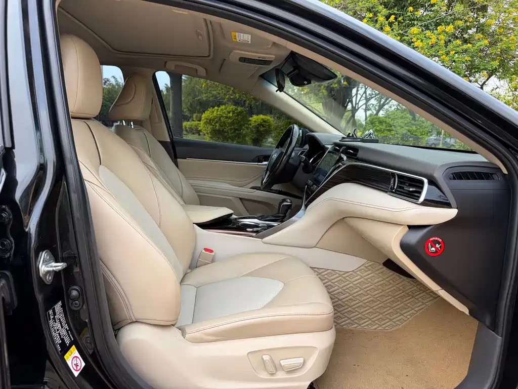 Toyota Camry 2018 — фото 16