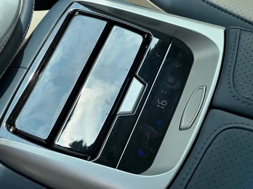 Mercedes-Benz V-Class 2023 — фото 20