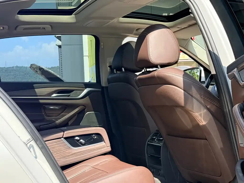 BMW 5 Series 2019 — фото 12