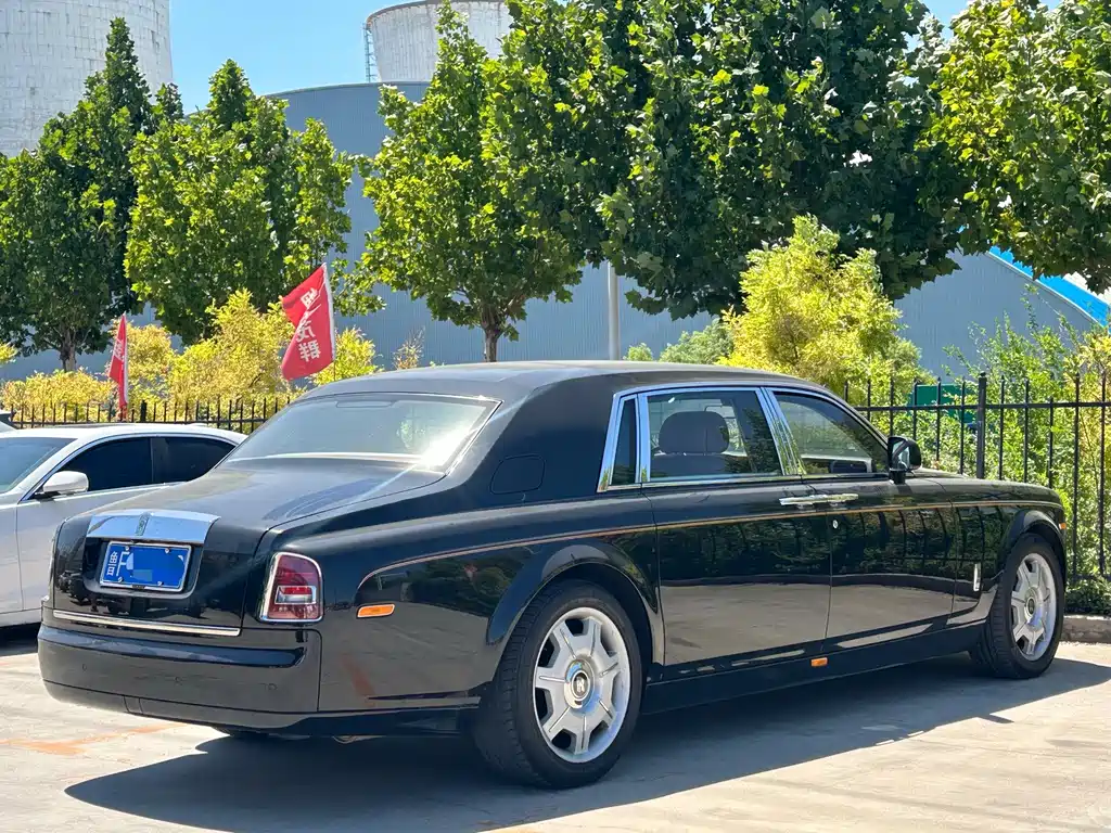Rolls-Royce Phantom 2015 — фото 15
