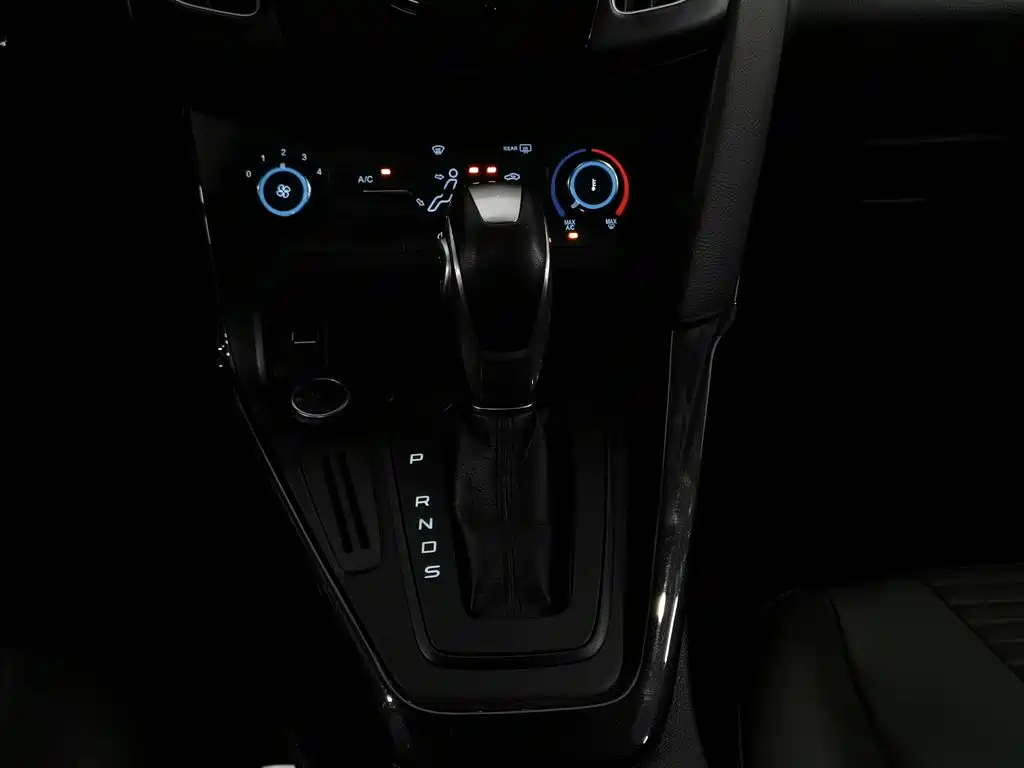 Ford Focus 2018 — фото 13