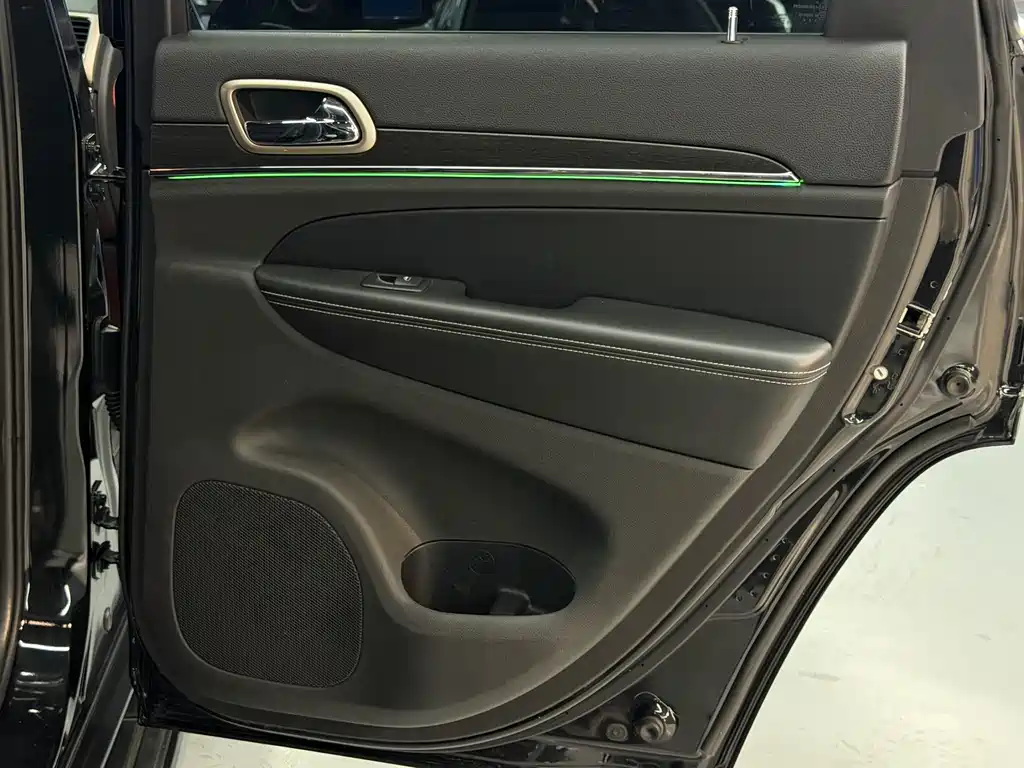 Jeep Grand Cherokee 2015 — фото 14