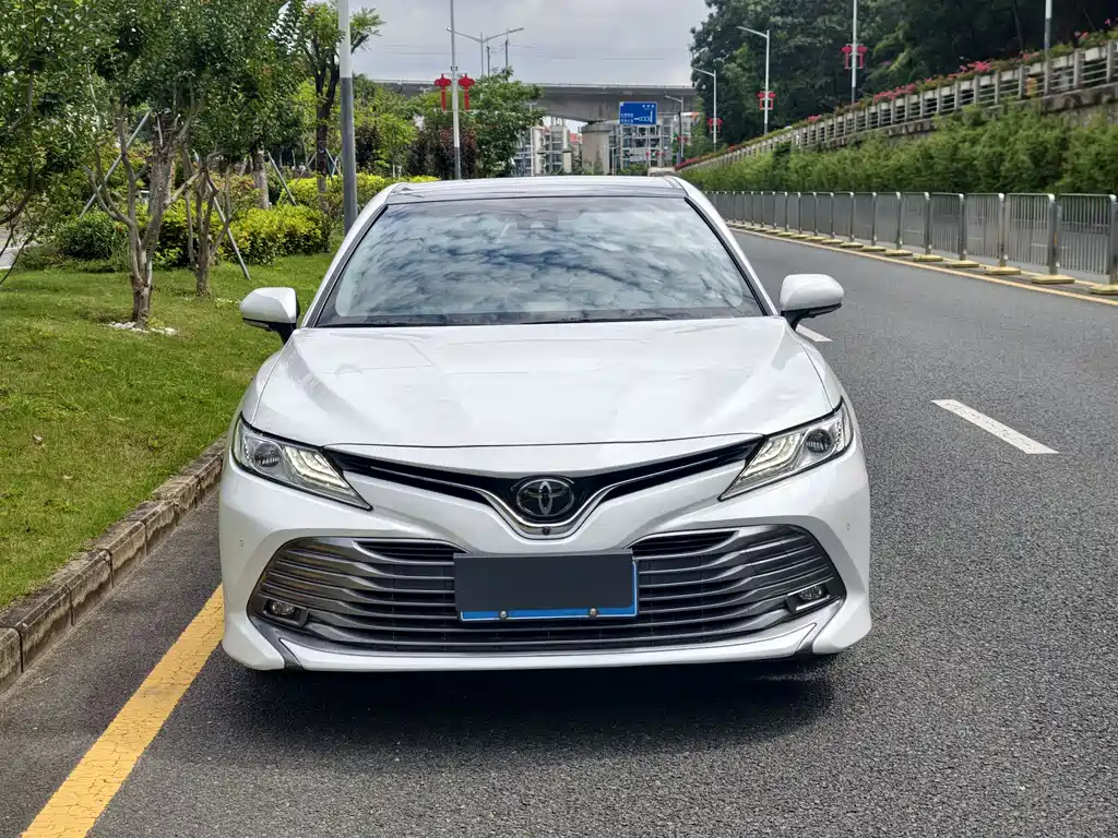 Toyota Camry 2019 — фото 2