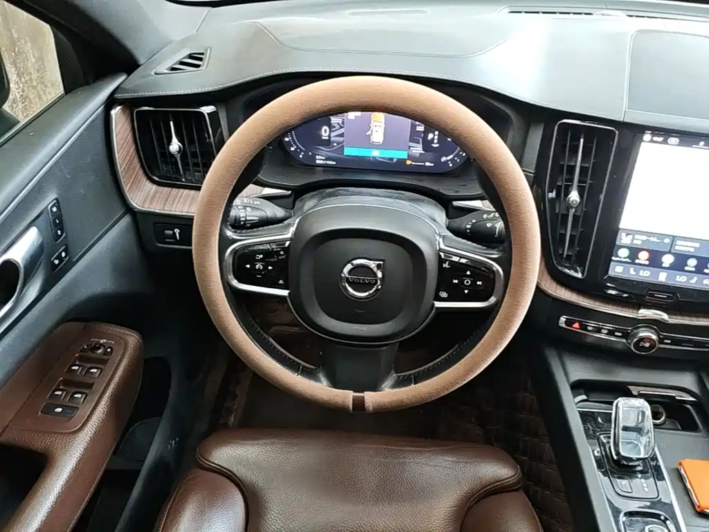 Volvo XC60 2022 — фото 11