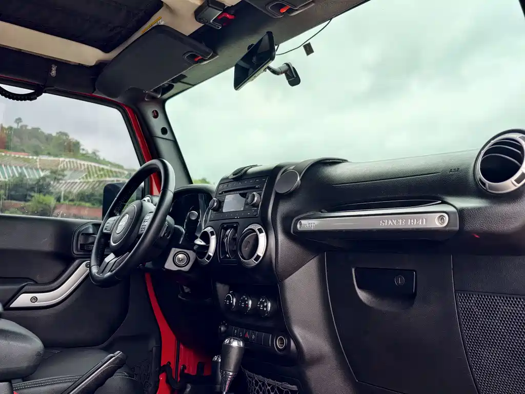 Jeep Wrangler 2016 — фото 13