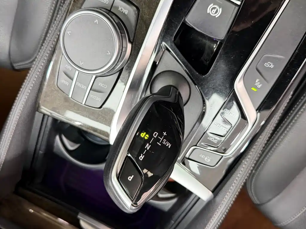 BMW 5 Series 2019 — фото 15