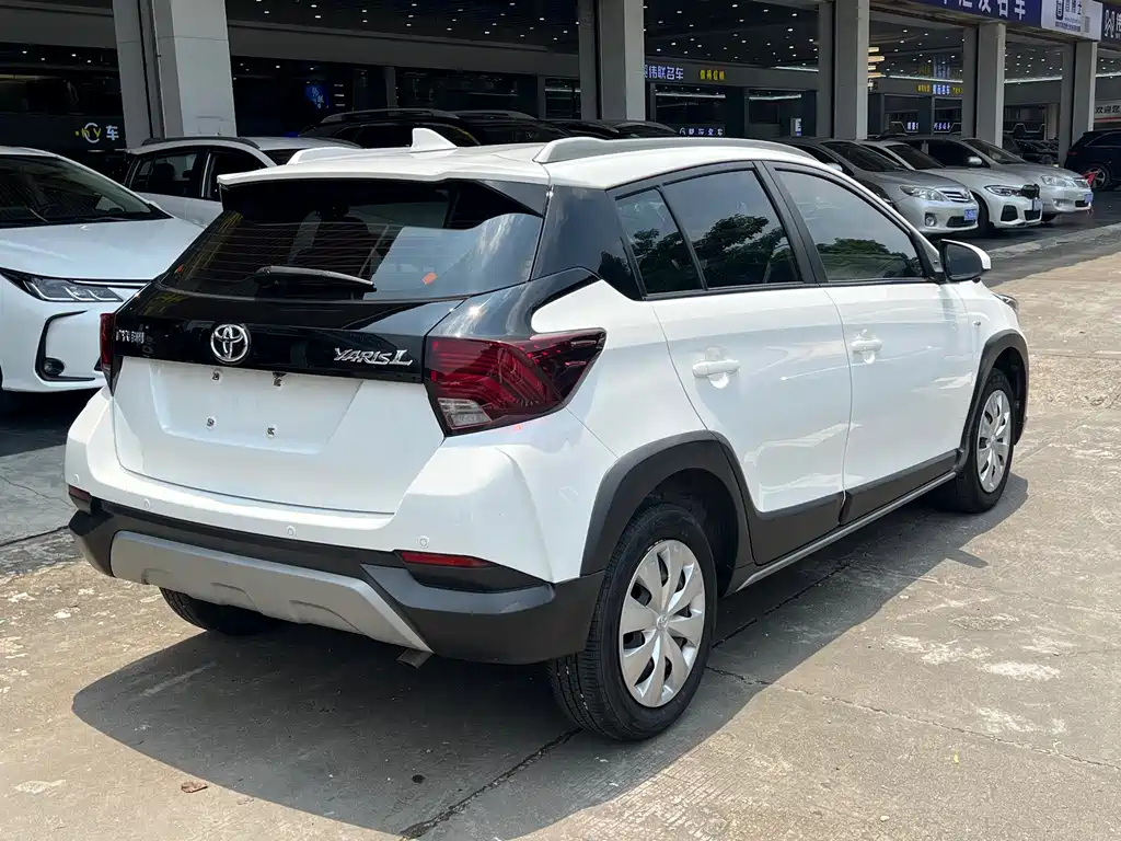 Toyota Yaris L 2022 — фото 10