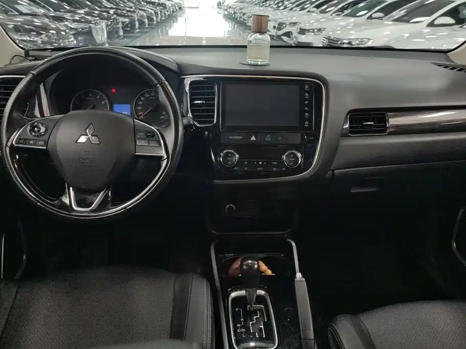 Mitsubishi Outlander 2018 — фото 12