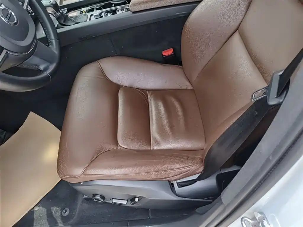 Volvo XC60 2019 — фото 15