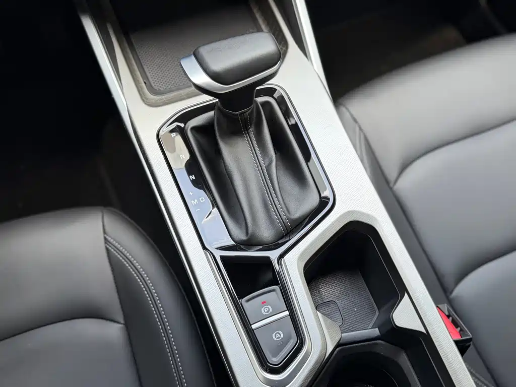 Geely Emgrand 2025 — фото 12