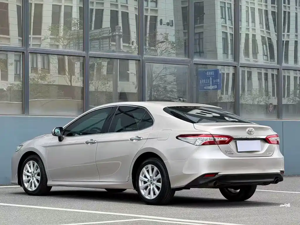 Toyota Camry 2018 — фото 7