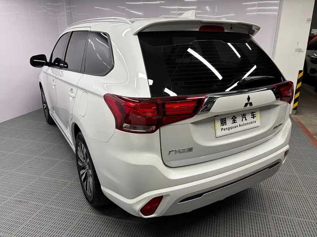 Mitsubishi Outlander 2023 — фото 16