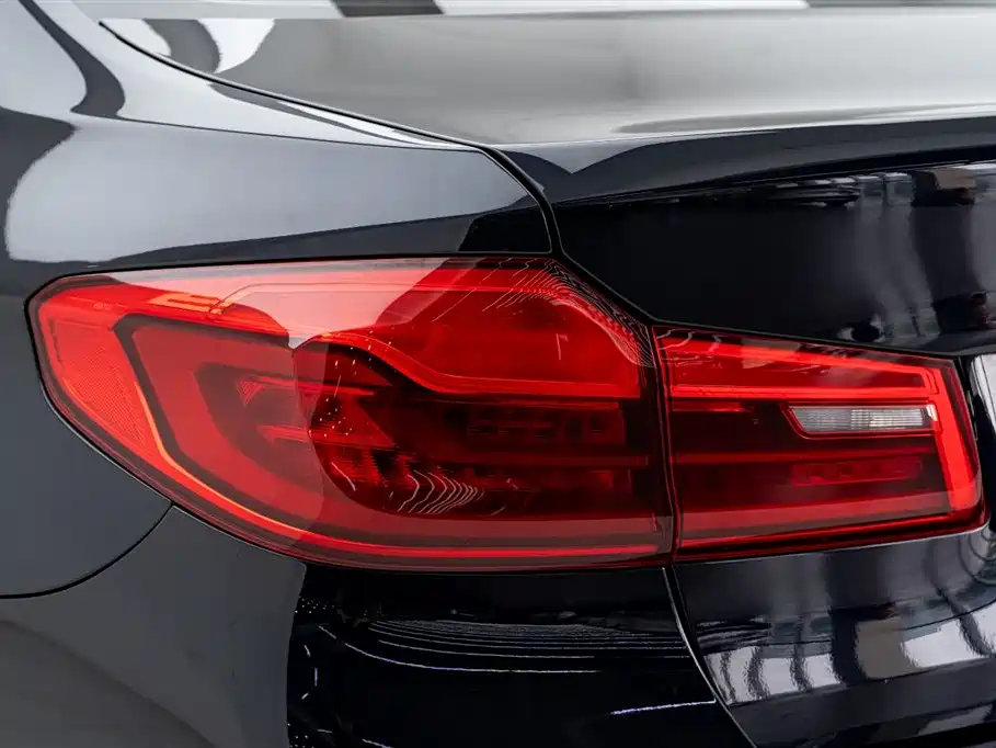 BMW 5 Series 2019 — фото 11