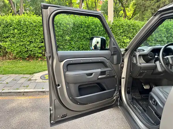 Land Rover Defender 2025