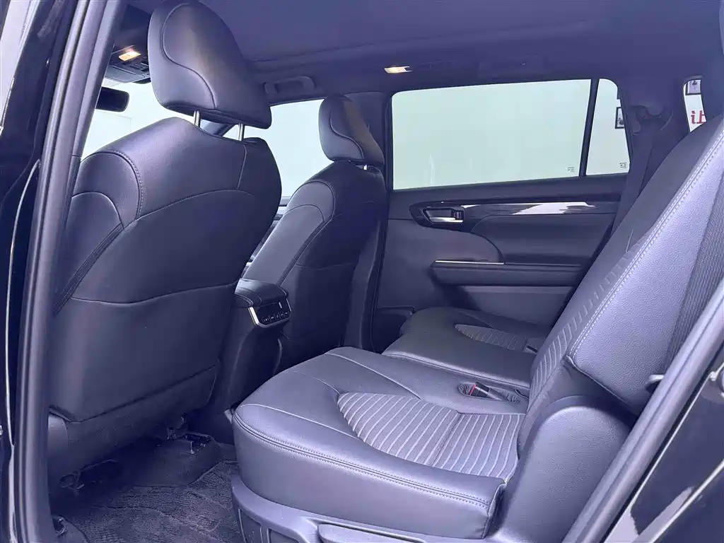Toyota Crown Kluger 2023 — фото 18
