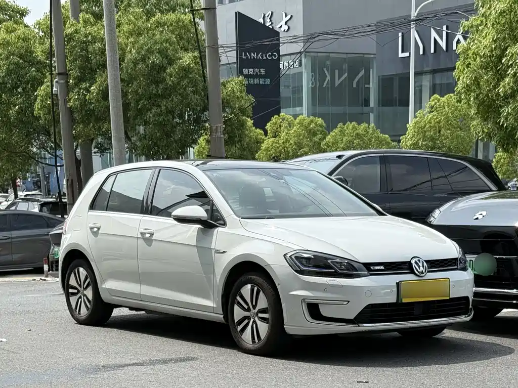 Volkswagen Golf EV 2020 — фото 3