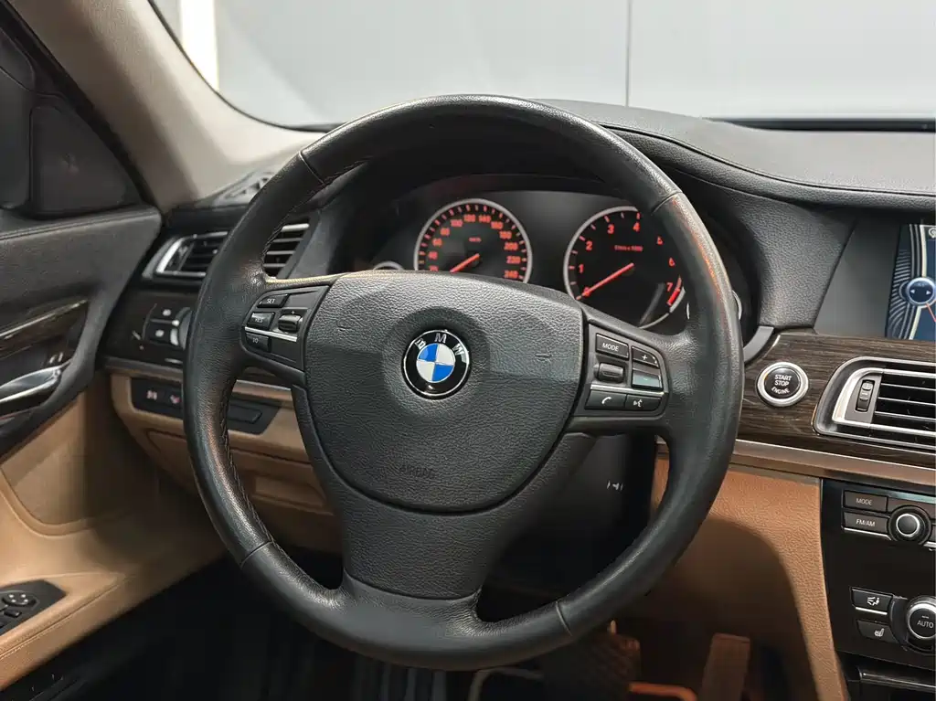 BMW 7 Series 2012 — фото 12