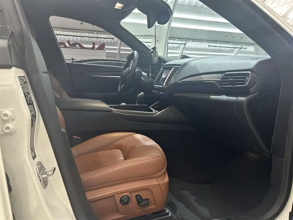 Maserati Levante 2018 — фото 15