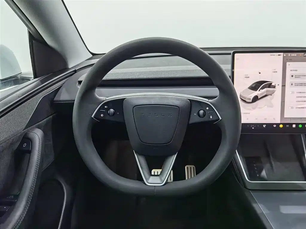 Tesla Model Y 2025 — фото 11
