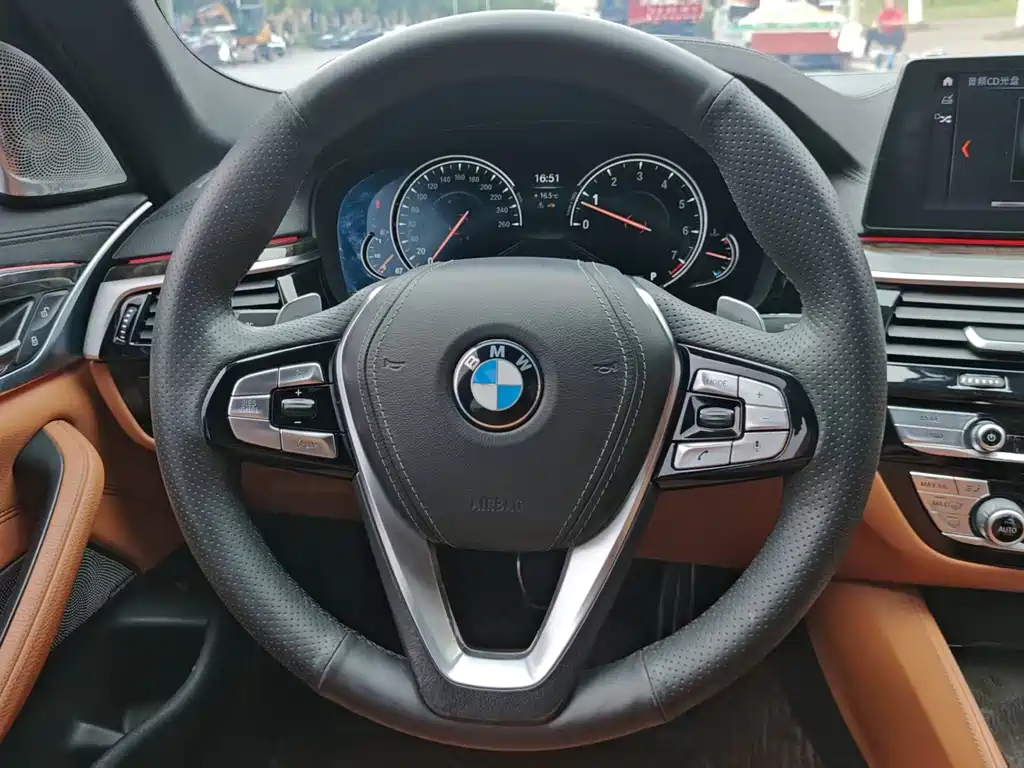 BMW 5 Series 2018 — фото 17