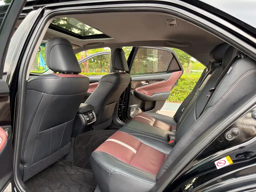 Toyota Crown 2017 — фото 13