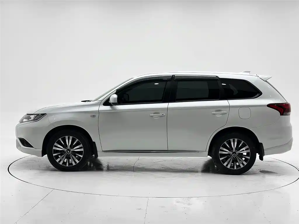 Mitsubishi Outlander 2022 — фото 7