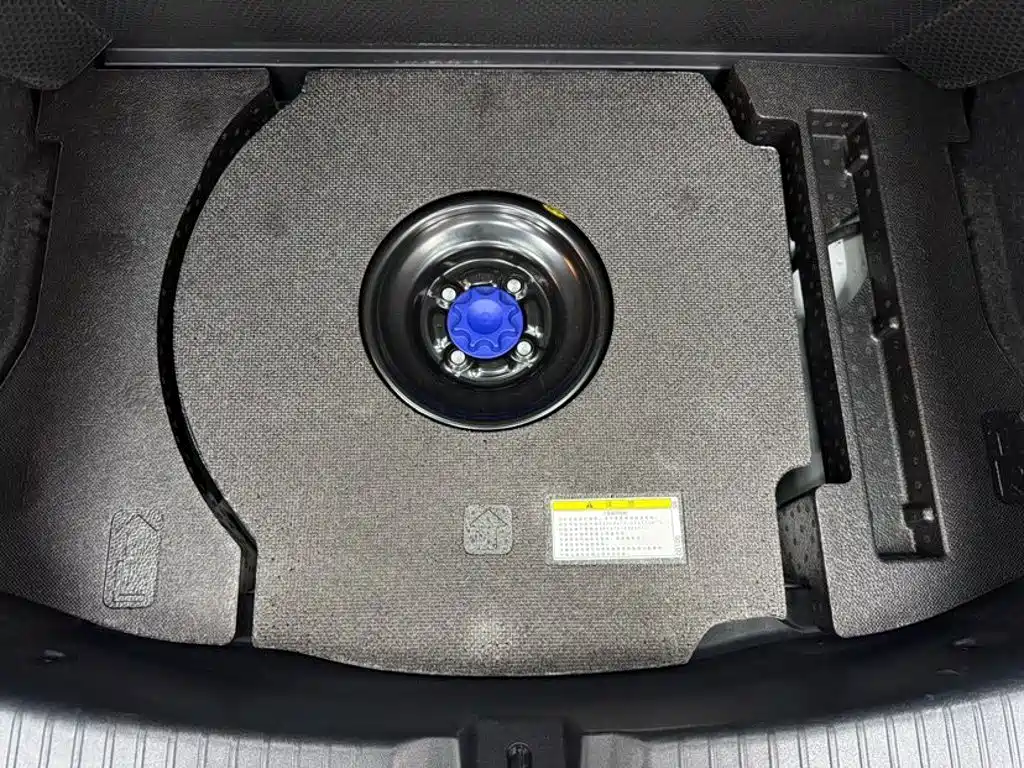 Toyota Yaris L 2023 — фото 18
