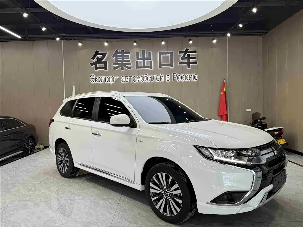 Mitsubishi Outlander 2022 — фото 3