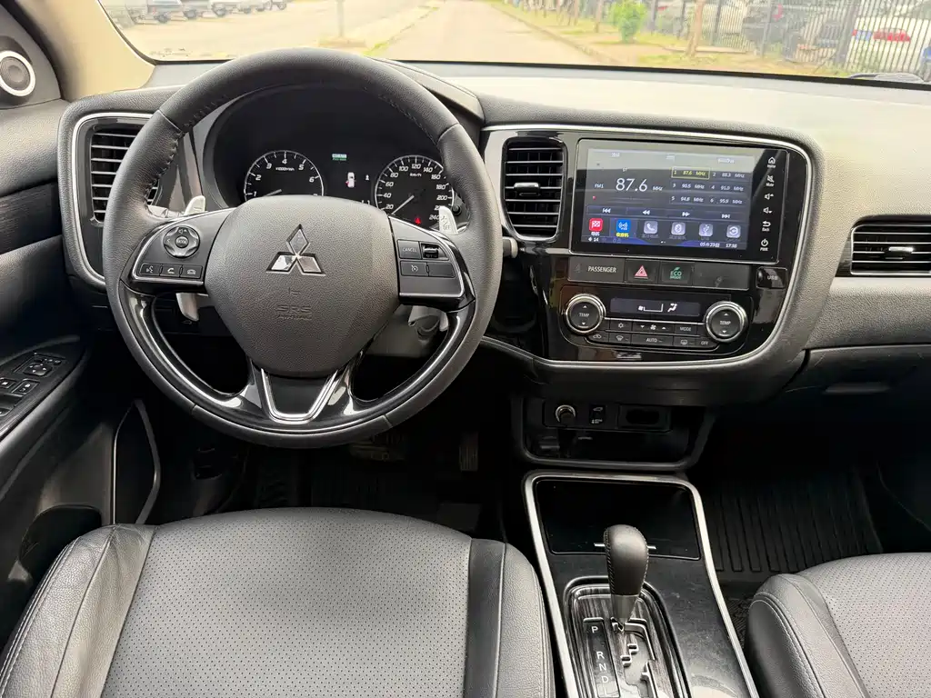 Mitsubishi Outlander 2018 — фото 18