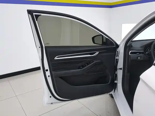 Geely Emgrand 2024