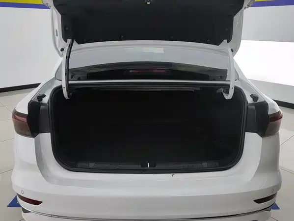 Geely Emgrand 2024