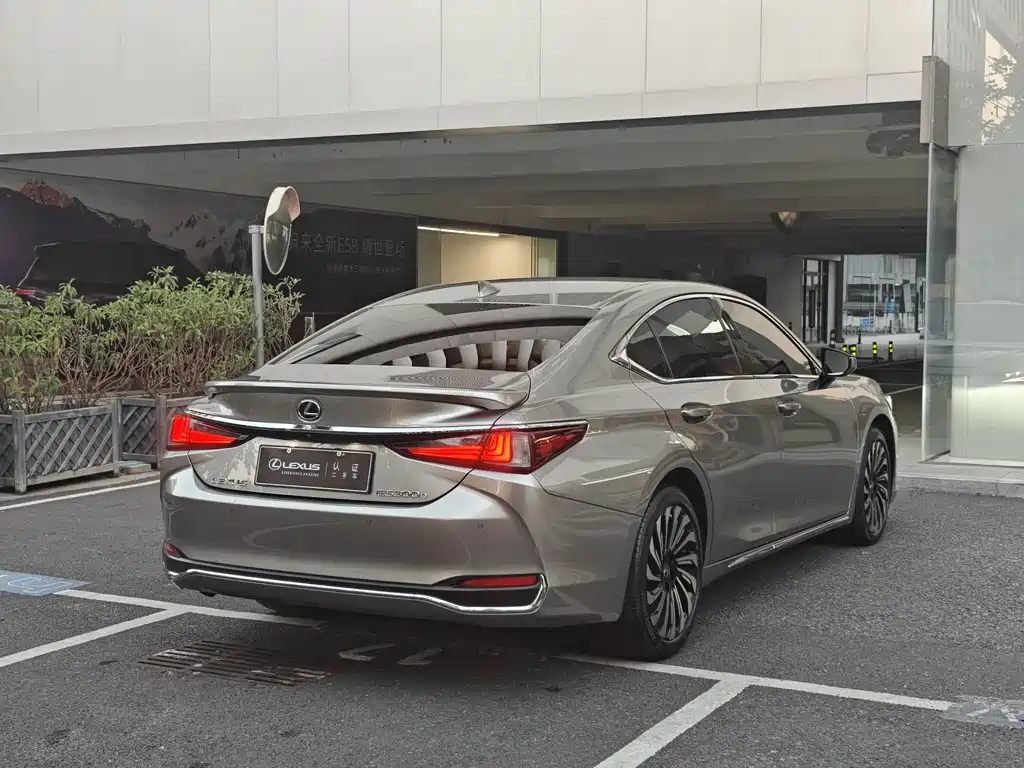 Lexus ES 2023 — фото 11
