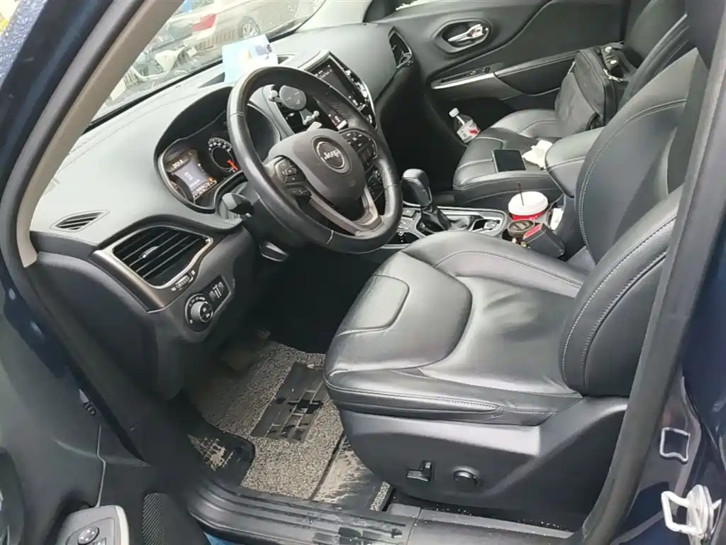 Jeep Cherokee 2019 — фото 15