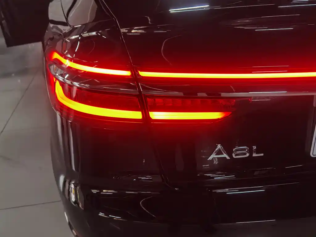 Audi A8 2021 — фото 18
