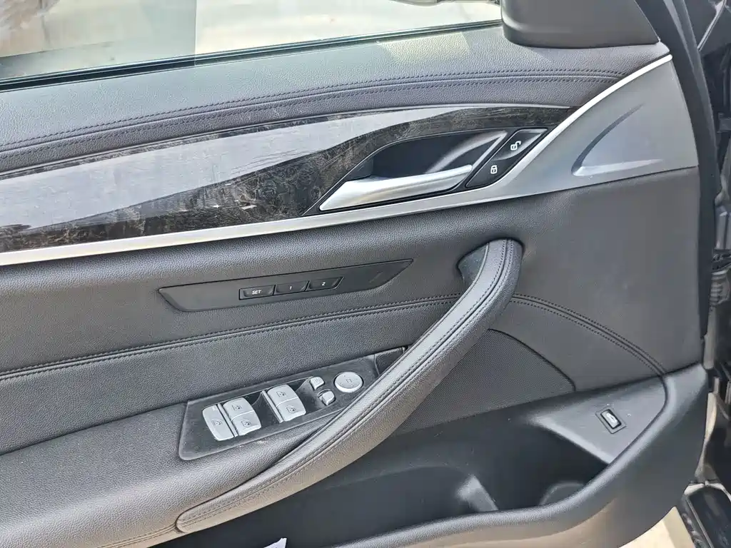 BMW 5 Series 2018 — фото 13
