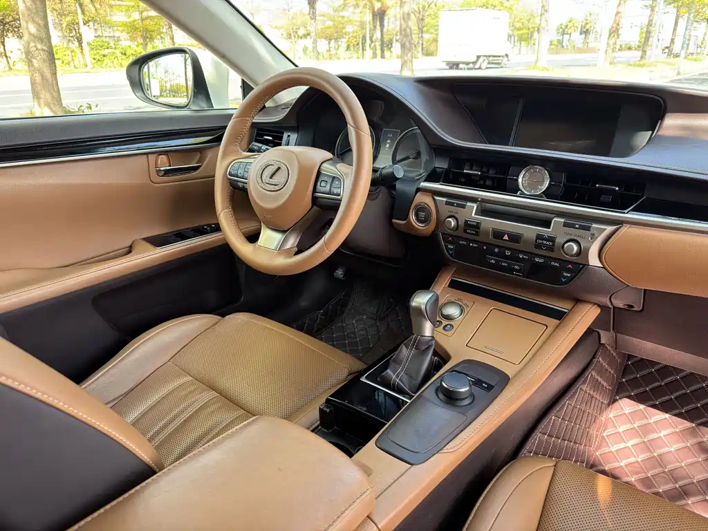 Lexus ES 2017 — фото 11