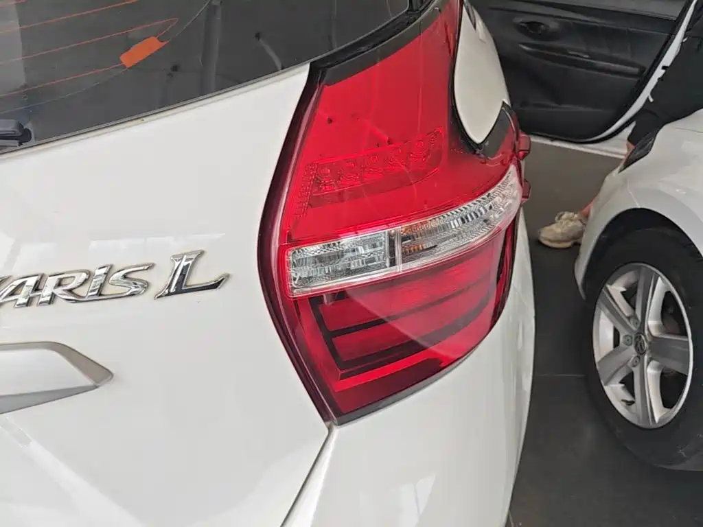 Toyota Yaris L 2020 — фото 8