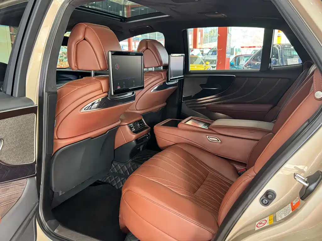 Lexus LS 2018 — фото 16