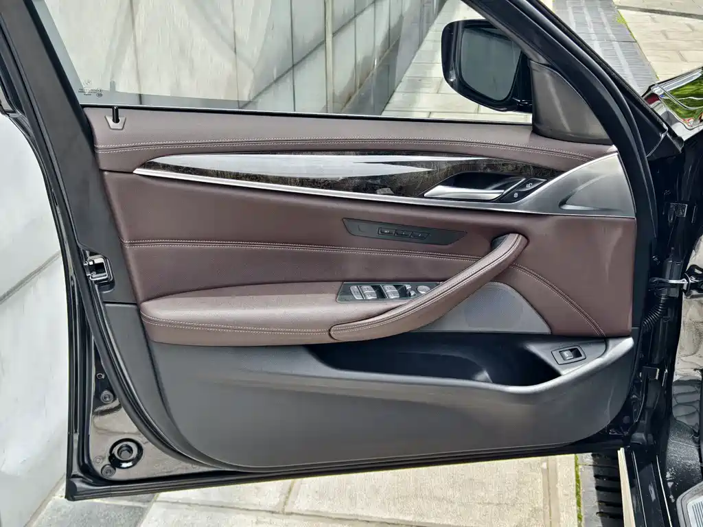 BMW 5 Series 2021 — фото 16