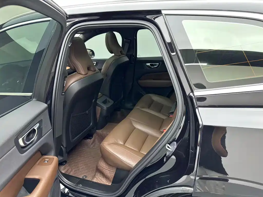 Volvo XC60 2023 — фото 6