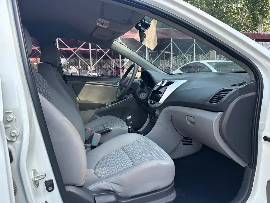Hyundai Verna 2016 — фото 12