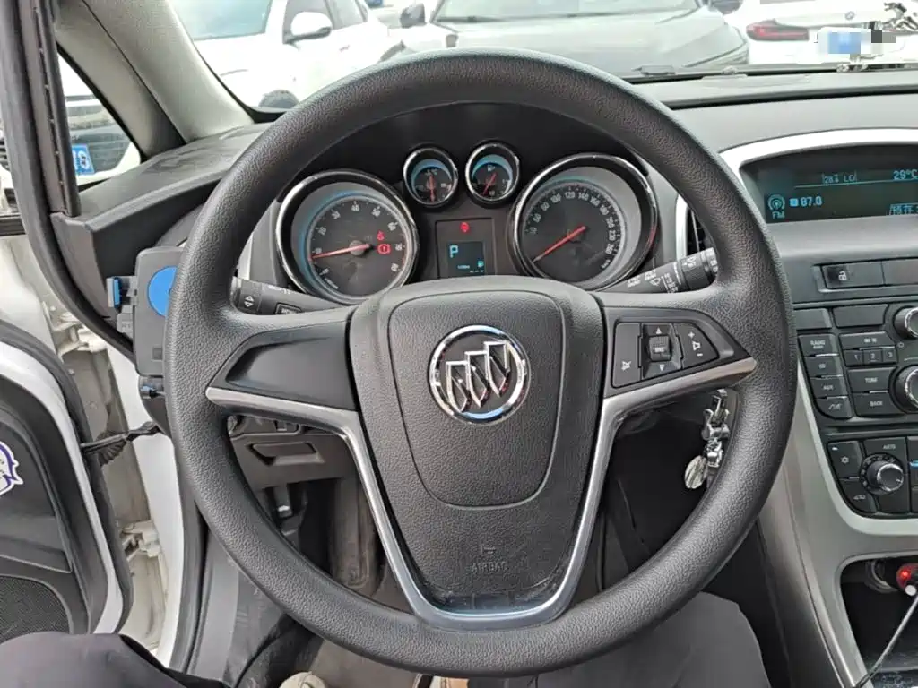 Buick Excelle 2015 — фото 11
