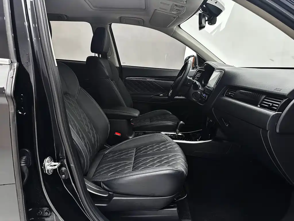 Mitsubishi Outlander 2022 — фото 19