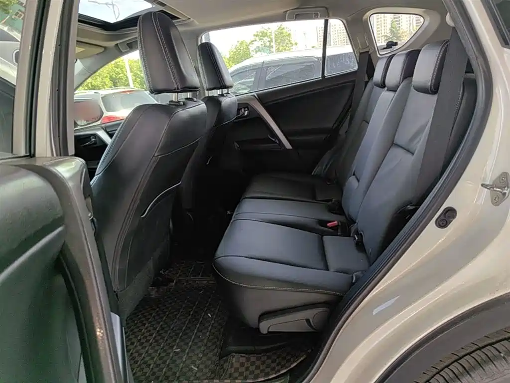 Toyota RAV4 2017 — фото 17