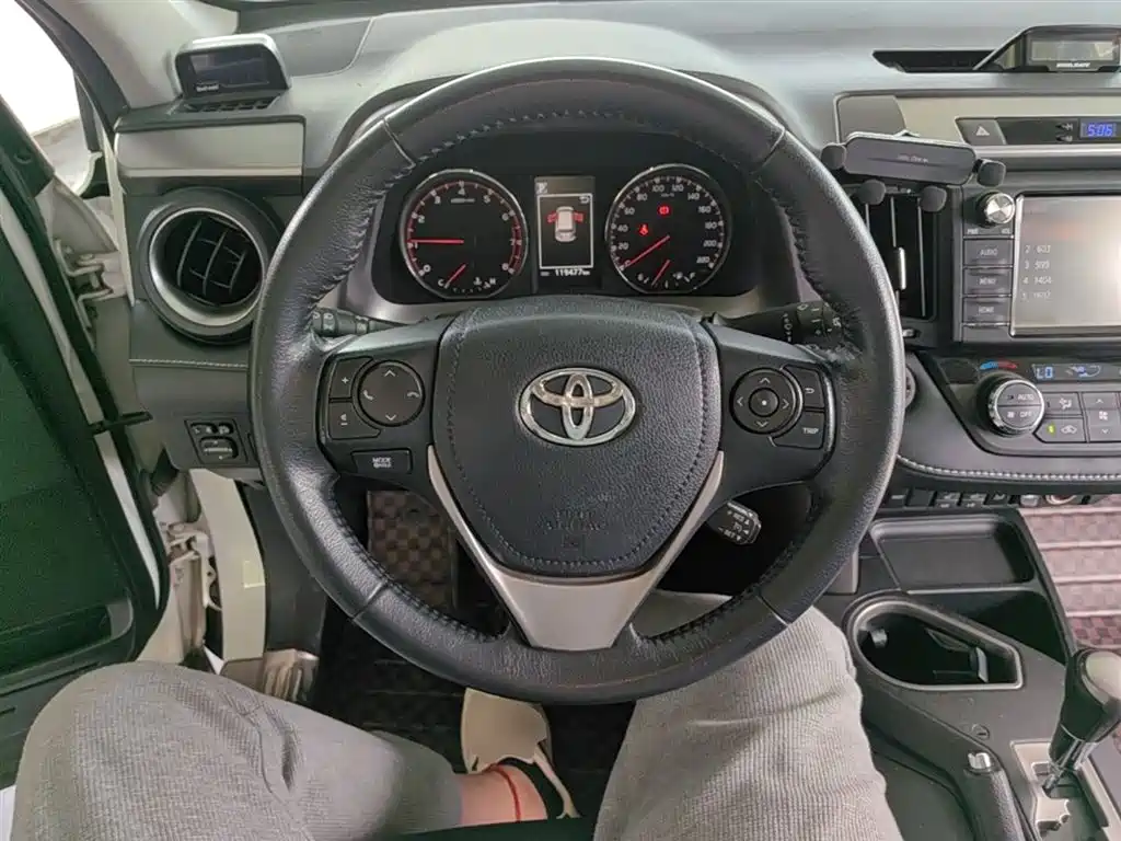 Toyota RAV4 2017 — фото 11