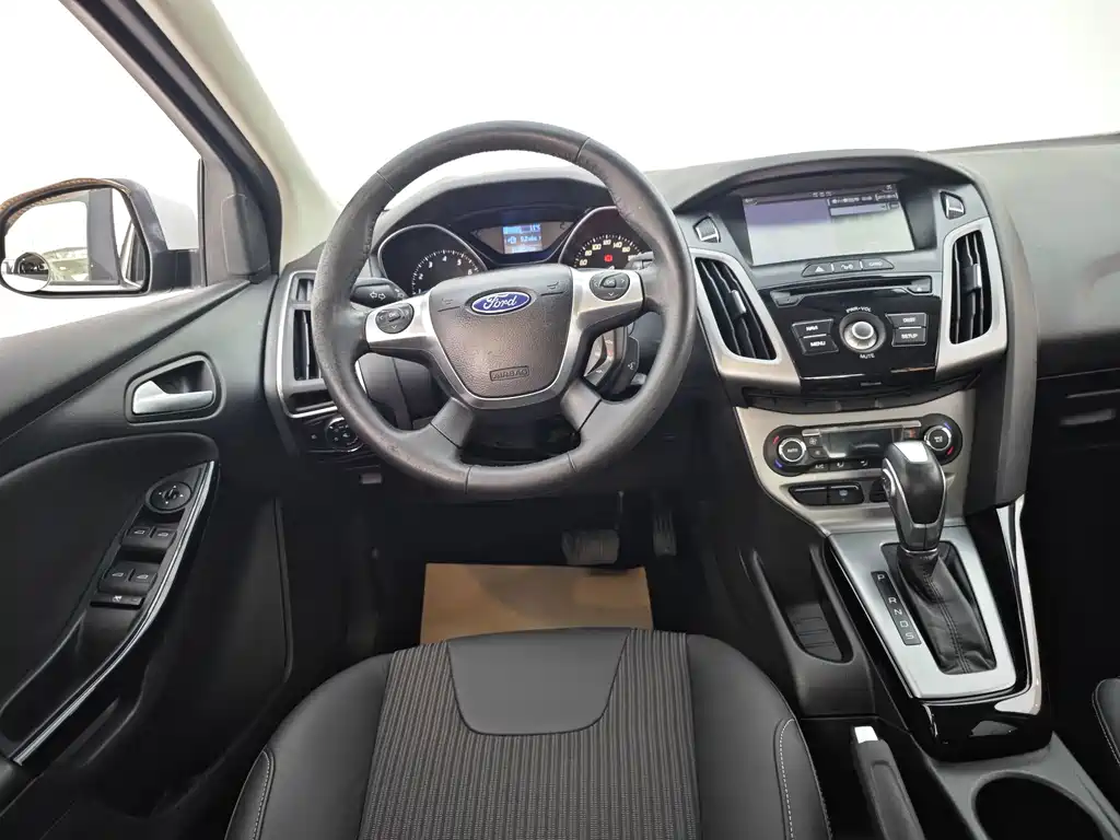 Ford Focus 2013 — фото 12