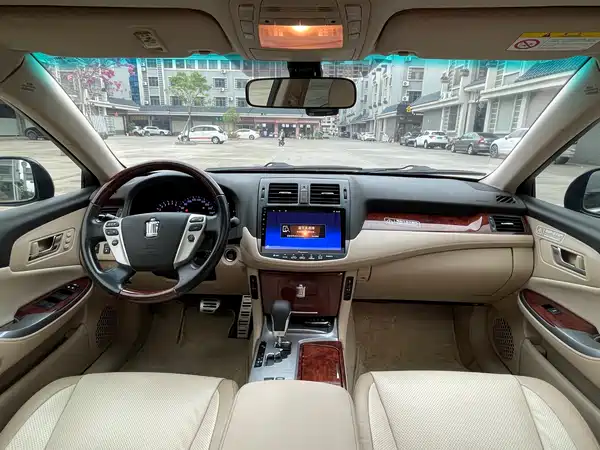 Toyota Crown 2012