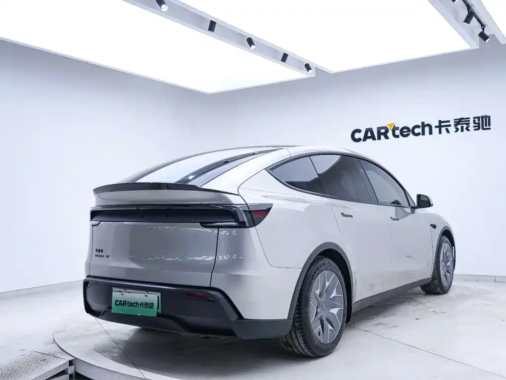 Tesla Model Y L 2026 — фото 15