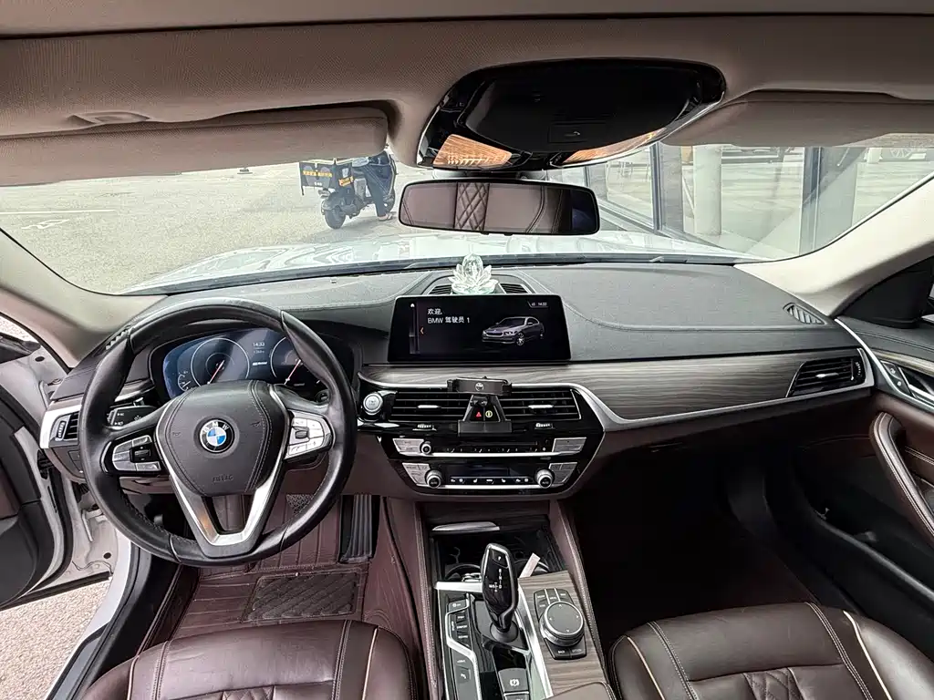 BMW 5 Series New Energy 2019 — фото 8